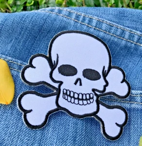 Parche bordado símbolo de peligro calavera y huesos cruzados señal de advertencia peligro 3x3 pulgadas - Imagen 1 de 2