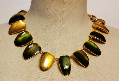 Collana Vintage In Oro Verde Smaltato A Forma Di PETALO 16" - Immagine 1 di 3