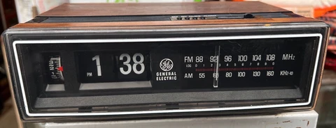 Vintage 1984 General Electric Radio Alarm Clock 7-4305F Working Cover