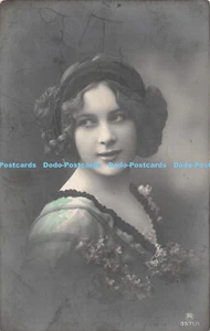 R284241 Woman with dress and flowers The Carlton Publishing 1912 - Imagen 1 de 4