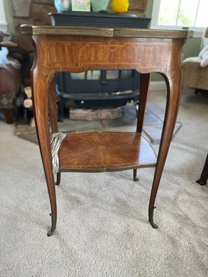 Antigua mesa Gueridón Francés - Siglo XIX Estilo Luis XV, detalle de latón e incrustaciones Foto 1 de 4