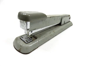 Grapadora de metal Bates 56 gris / rayada y desgastada / ¡Funciona muy bien! AA2A2502 - Imagen 1 de 6