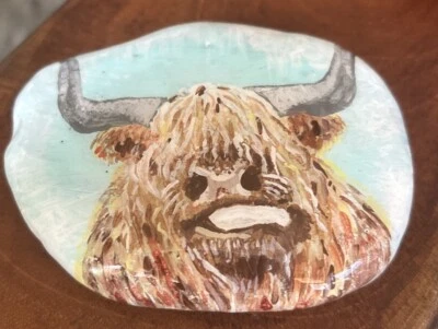 Arte en piedra coleccionable pintado a mano “Vaca Highland con lengua” decoración exterior Foto 1 de 4