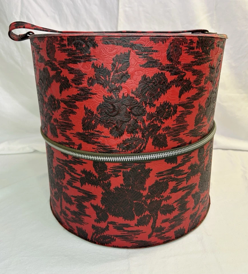 De colección MCM Rojo Negro Floral Sombrero Peluca Estuche de Viaje Vinilo | Mango y Forma de Cabeza Molde Foto 1 de 4