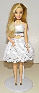 Barbie 11,5 blonde Haare blaue Augen in weiß - Bild 1 von 3