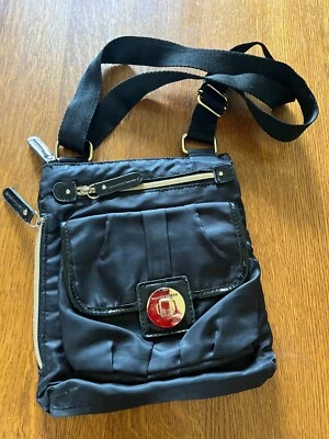 Cartera pequeña Franco Sarto de nailon negra con cierre de cremallera y muchos compartimentos de bolsillo Foto 1 de 4