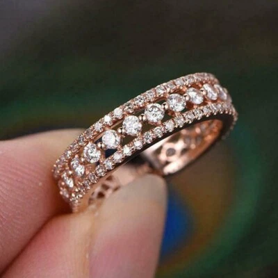 Alianza de eternidad completa de diamantes simulados de corte redondo de 2 quilates enchapada en oro rosa de 14 quilates Foto 1 de 4