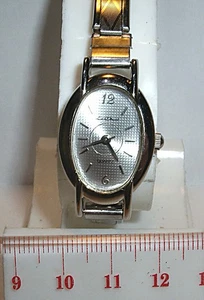 LADIES OVAL SHAPE SILVER COLOUR EXPANDING BRACELET WATCH - Picture 1 of 3