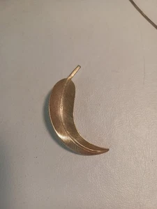 Vintage Gold Tone Curved Leaf Pin/Brooch 2.5" Unsigned. - Picture 1 of 4
