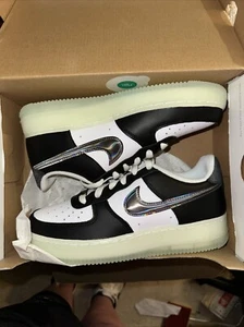 NIKE AIR FORCE 1 LV8_BIANCO/NERO-VERDE FZ5529-103-TAGLIA 6 anni o 7,5 W - Foto 1 di 12
