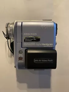 Handycam Sony Mega Pixel DCR-PC105E PAL Video Camera - Picture 1 of 5