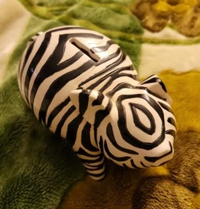 V Designs 2004 Kunststoff Harz Zebra Streifen Sparschwein Sammlerstück Tier - Bild 1 von 9