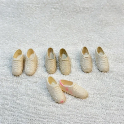 ZAPATOS BARBIE VINTAGE PARES LOTE DE 4 ZAPATILLAS AÑOS 90 MEZCLADOS ZAPATOS MUÑECA BLANCOS Foto 1 de 4
