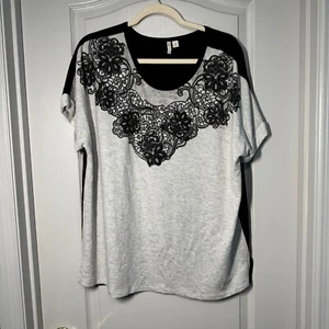 Cato Fashions XL Woman's Top Gray & Black Printed Black Floral Applique - Picture 1 of 4
