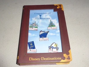 DISNEY DESTINOS COLEGIO DE CONOCIMIENTOS GRADUADO 5 PINES CAJA SET NUEVO - Imagen 1 de 5
