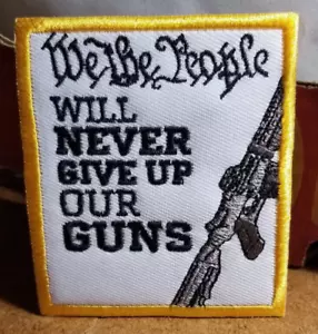 Parche WE THE PEOPLE NUNCA RENUNCIAREMOS A NUESTRAS ARMAS aprox 2,75x3" - Imagen 1 de 2