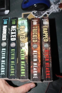 Kevin Hearne lot of 5 The Iron Druid Chronicles Hexed Trapped Hammered & more - Bild 1 von 6