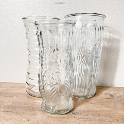 Jarrones de floristería de vidrio transparente vintage acanalados remolino hoja conjunto de 3 decoración de eventos de boda Foto 1 de 4