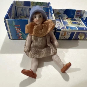 Bambola casa delle bambole artigianale in bisque in miniatura ragazza snodata vestita - Foto 1 di 15
