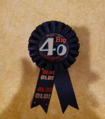 Pin Cinta Azul 40º CUMPLEAÑOS "¡Oh No The Big 40 Four Oh!" Botón Fiesta CELEBRAR Foto 1 de 2