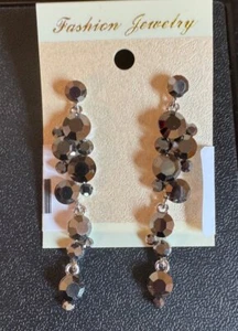 Orecchini traforati pavè di cristallo color grigio antracite nuovi con etichetta OFFERTA! 2,5 pollici - Foto 1 di 1