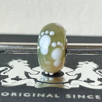 Authentic trollbeads ooak unique glass bead White Footprint Lime Green Critter - Image 1 of 3