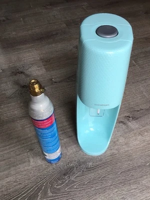 Máquina SodaStream Fizzi SPT-001 azul helado con botella limpiada y desinfectada Foto 1 de 4