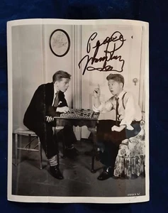 Mickey Rooney Signed Fun Vintage 1939 Publicity Photo - Mickey Playing Checkers - Picture 1 of 3