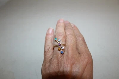 HERMOSO ANILLO LATÓN TONO DORADO CON PIEDRA MULTICOLOR TALLA 7 Foto 1 de 4