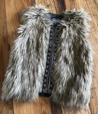 Colete suéter Miss Me pele sintética acabamento frisado boho S pequeno cinza - Imagem 1 de 4