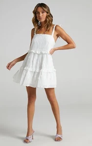 NWT REVOLVE SHOWPO White ALIMIA DRESS IN TEXTURED WHITE FLORAL SZ 8 Cocktails - Picture 1 of 8