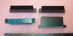 CANTIDAD (10) DISIPADORES DE CALOR ADHESIVOS ALUMINIO ANODIZADO NEGRO 97336A LAIRD 2-1/4"x1"x7/16" - Imagen 1 de 6