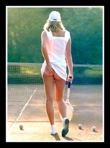 4,5" Sexy Tennis Love Pin Up Girl Vinyl Aufkleber. Retro Up-Skirt Pinup Aufkleber. - Bild 1 von 2