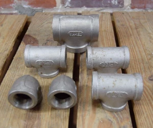 Lot of 6 Assorted Pipe Tees & Elbows: 304-1 1/2", 304-1 & T-304 - Picture 1 of 10