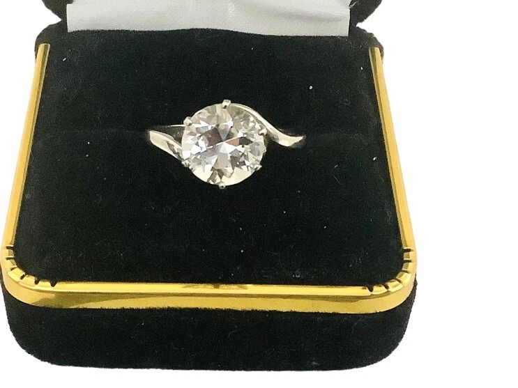 Обручальное кольцо из чистого серебра с одним белым цирконием круглое 2 карата размер 7,5 - Изображение 1 из 4