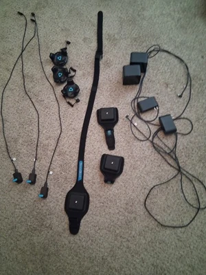 3 HTC Vive Trackers 2.0 With Battery Straps And 2 1.0 Base Stations Vrchat - Image 1 of 4