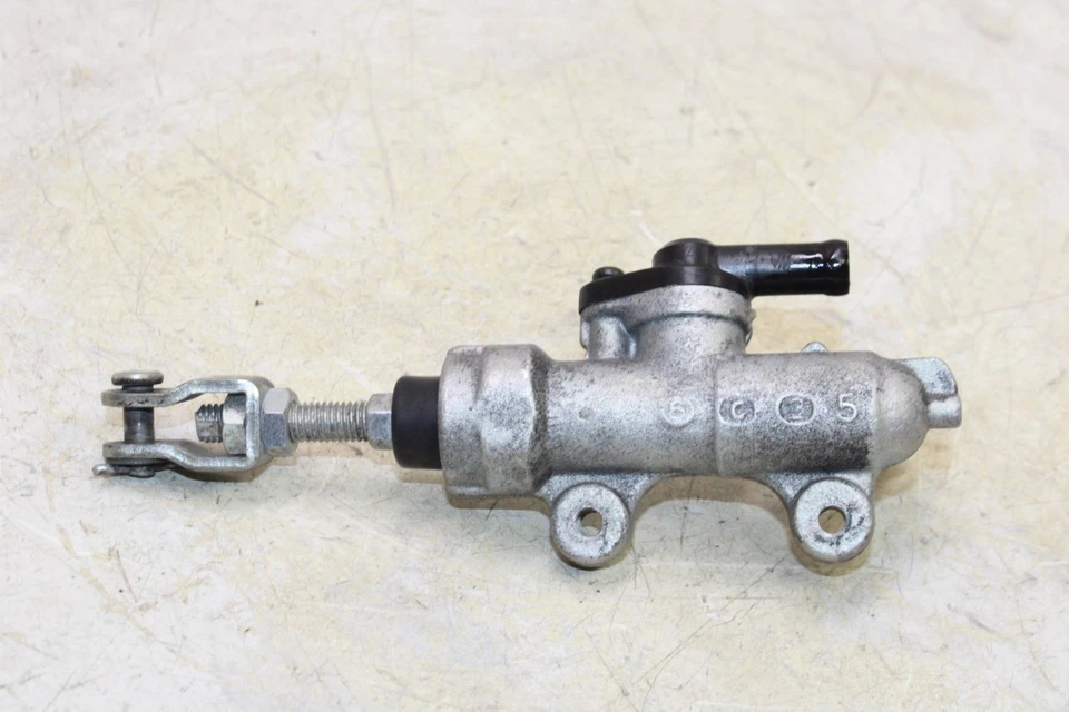 04-07 SUZUKI HAYABUSA GSX1300R OEM REAR BACK BRAKE MASTER CYLINDER - Image 1 of 4