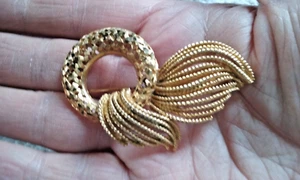 vintage BSK Gold Tone Circle Whirlwind Braid Pin 3"x2" - Picture 1 of 5