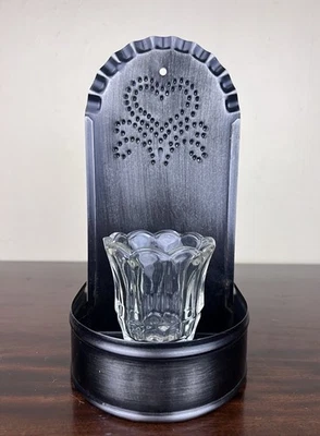 Винтажный примитивный перфорированный оловянный настенный бра в форме сердца стеклянный подстаканник 10 дюймов сердцевина коттеджа - Изображение 1 из 4