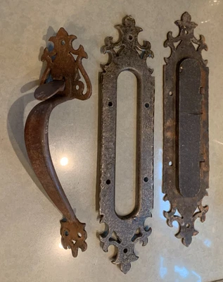Антикварные ЖЕЛЕЗНЫЕ ДВЕРНЫЕ ДЕТАЛИ Архитектурные Спасательные Металлические Пластины с Защелкой для Большого Пальца 3 шт. - Изображение 1 из 4