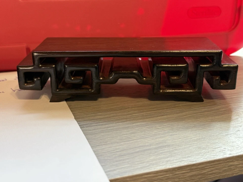 Expositor o mesa de centro de madera maciza para casa de muñecas, madera fina de teca. Foto 1 de 4