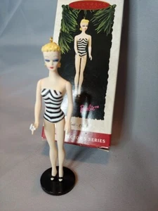 1959 Barbie Debut hängender Weihnachtsschmuck Hallmark Andenken neu im Karton - Bild 1 von 6