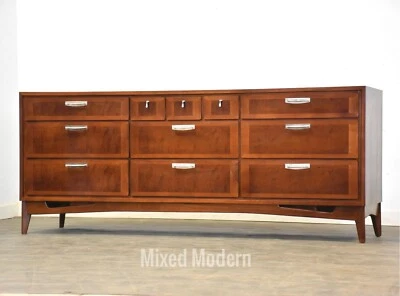 Cómoda de nogal acabado de Red Lion Foto 1 de 4