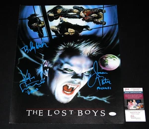 ¡THE LOST BOYS KIEFER SUTHERLAND, JASON PATRIC & BILLY WIRTH FIRMADO 16X20 JSA!¡! - Imagen 1 de 1