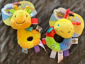 2 Taggies Cozy Rattle Pals - Plüsch Giraffe & Raupe Baby Rasseln - Bild 1 von 5