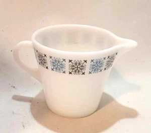 Vintage JAJ Pyrex Chelsea Pattern milk jug creamer - Picture 1 of 2