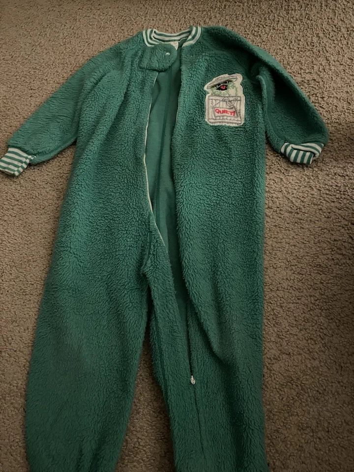 Pijama para dormir vintage de los años 70 Sesame Street JCPenney Oscar the Grouch niño Foto 1 de 4