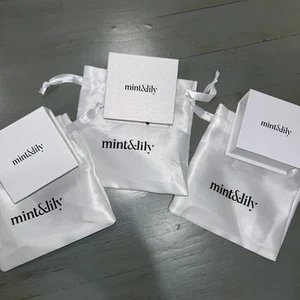 3 3x3x1.5 mint&lily small jewelry boxes With White Satin Bags 5.5 X 5.5 No Issue - Picture 1 of 4