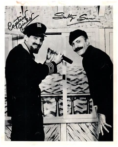 Foto autógrafa firmada por Captain Jinks & Salty Sam en blanco y negro - Imagen 1 de 2