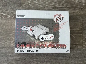 Nintendo New Famicom Konsole 2 Dogbone Controller HVC-101 AV KOMPLETT IN BOX - Bild 1 von 6